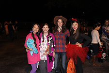 trunk_or_treat_people
